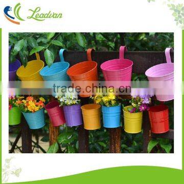 Simple vertical hanging wall garden metal flower pot