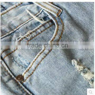 The Summer of 2015 LADIES SHORTS Denim Shorts Are a Frayed Hem the Denim Shorts