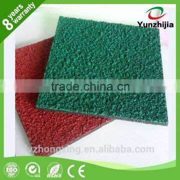 Breathable freely running track/low-cost plastic running track