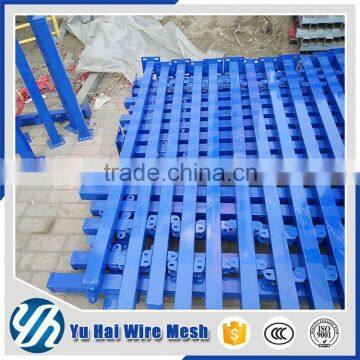 Heavy duty hinged joint metal prefabricated fences