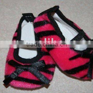 Hot selling hot pink zebra baby shoes/ flat baby crib shoes