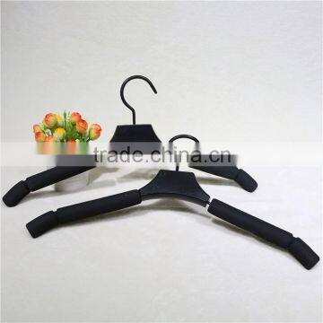 Top selling medal cloth hanger with sponge for display