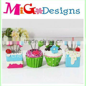 Polyresin Decorative Fruit Fork Top Sales Cup Cake Shape