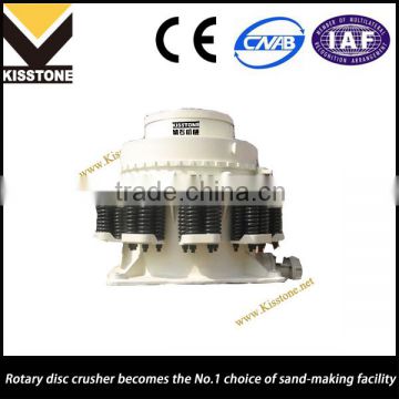 Low wear rate gyratory crusher