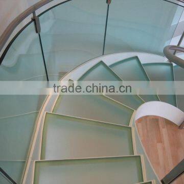 Custom Double Stringer Laminated Glass Treads Curved Staircase in White Stringer and Glass Railing
