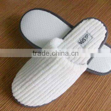 White bedroom slippers for hotel/cheap disposable slippers