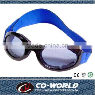 Baby blue glasses, there are sponge equipped with comfort and headband design, prevent small children eye injuries