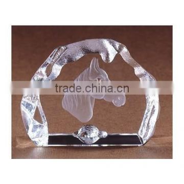 2016Engraved horse head crystal paperweight