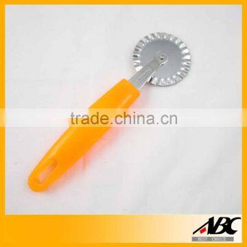 Convenient Plastic Handle Wholesale Pastry Cutter