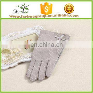 women lace sunscreen gloves in summer and spring