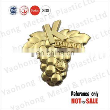 Promotional gift custom made zinc alloy die casting 3D car lapel pin badge in shiny gold