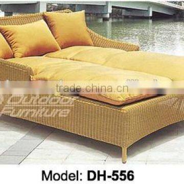 Stylish outdoor wicker beach chair/lounger/sun bed/chaise lounge