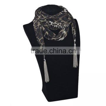 2016 New Design Tasseled Metal Pendant Scarf Sc150054