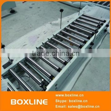 Roller table conveyor for cartons