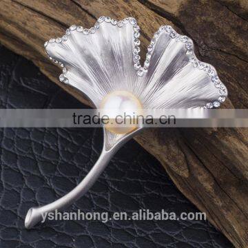 Fashion Natural Pearl Gold-plated Ginkgo Biloba Brooch photo-2