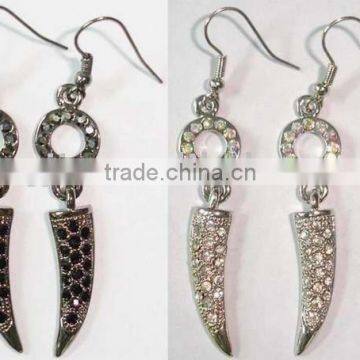 Fashion earring with tooth pendant