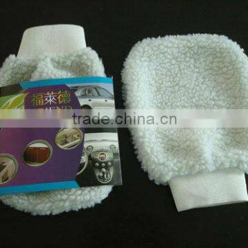 Washing and dusting synthetic round shape lambswool mitt