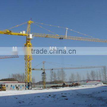 Tower crane with hydraulic self-raising mechanism