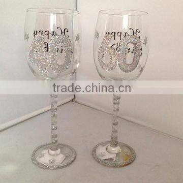 new design long stem wine glass with powder decoration , party wine glass