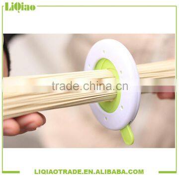 Plastic noodle measuring vessel for kitchen