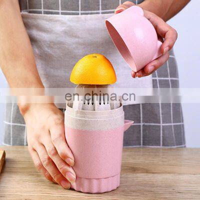 Top Ranking Modern Plastic Fruit Hand Multi Function Colors Bottle Manual Lemon Squeezer Juicer