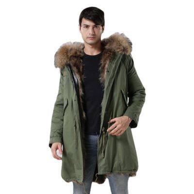 Nuevo estilo de abrigo cálido de oto?o e invierno europeo y estadounidense. Abrigos de invierno de longitud mediana de color verde militar. Ropa de algodón con verdadera piel de zorro.