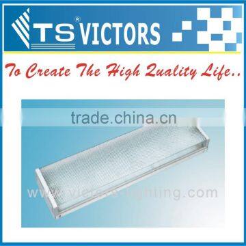 prismatic fluorescent lighting fixture