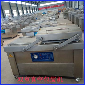 Vacuum packing machine is used for packing food in food factory