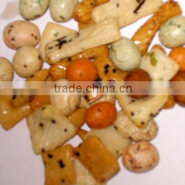 Rice Crackers and Coated Peanuts Mix4