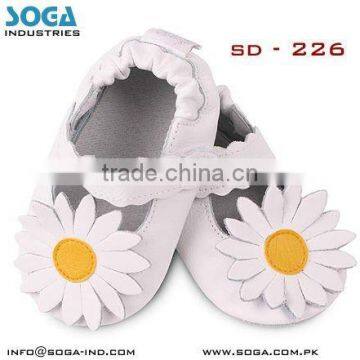 Flower summer sandal baby shoes with comfortable design 2011