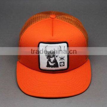 FLAT BRIM 5-PANAL SNAPBACK TRUCKER CAPS WITH APPLIQUE PRINT PATCH