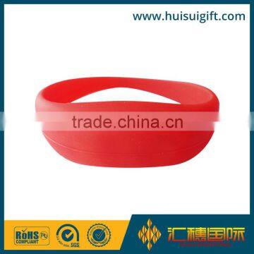 Cheap custom design gleamy silicone custom bracelet