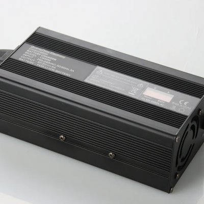 Cargador inteligente de 48V 5A para baterías de iones de litio/LiFePO4 con rango de voltaje de salida de 54,6V - 58,4V