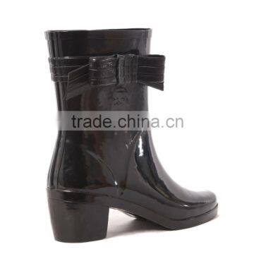 PVC black rain shoes, fashionable glossy and light and safety and comfortable rain shoes