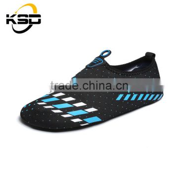 Sell like hot cakes unisex skin with anti - slip and high elasticity swimming shoes