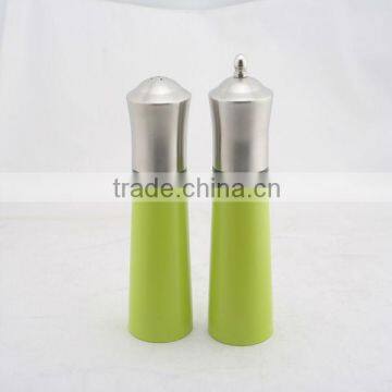 Salt and pepper grinder set