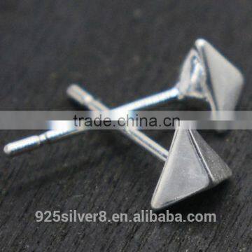 solid precious silver metal with shine surface striangle geometric earring silver 925