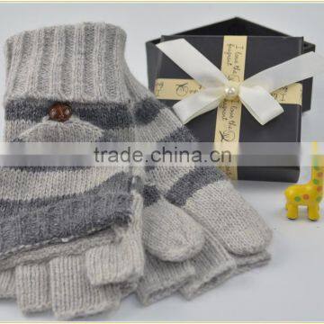 Fashion clamshell gloves