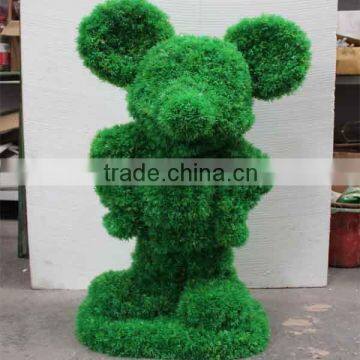 Artificial bear made by fake green grass plant for public place decoration