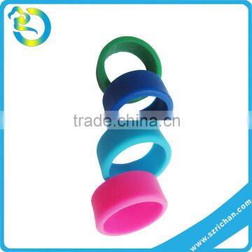 Wholesale Eco-friendly Custom silicone rubber thumb bracelet band fashion finger rubber rings