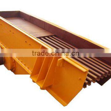 Vibrating feeder mining machine