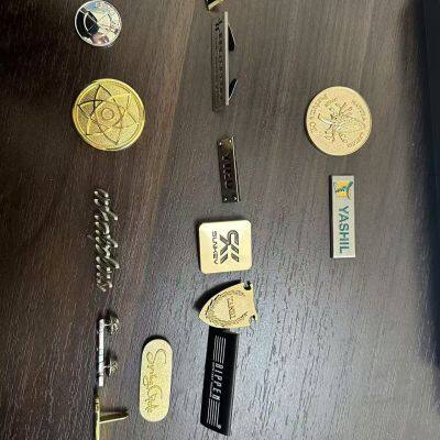 Качественные индивидуально изготовленные металлические логотипы для одежды, ювелирных изделий, шляп, сумок, стеклянных бутылок и т. д. photo-5