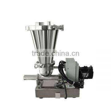 Twin screw metering feeder for pellet feeding