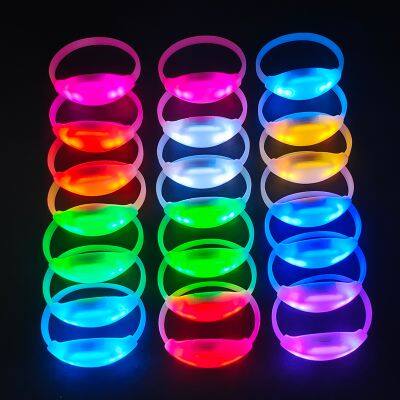 4-Lichter-LED-Veranstaltungsarmb?nder mit individueller Drucklegung, DMX-Fernsteuerung, LED-Armband für Konzerte
