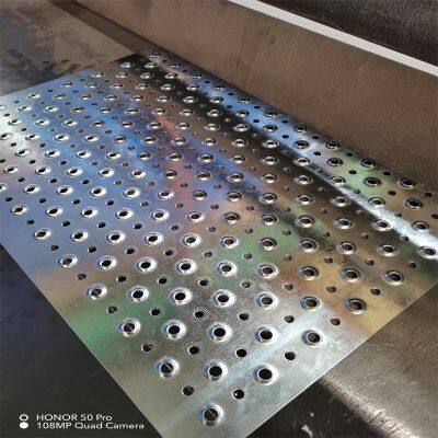 Grille de sécurité pour passerelle en plaque métallique perforée antidérapante, avec des trous en forme d'œil de poisson, découpée, soudée et pliée