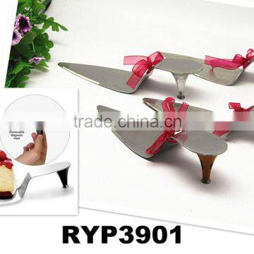 RYP3901 Cheese shovel with serrated edge