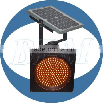 Long lifetime solar flashing LED traffic light