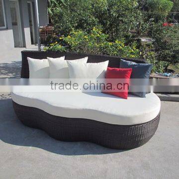 Новый стиль садовой мебели: Волнистый диван и скамейка для отдыха на солнце photo-3