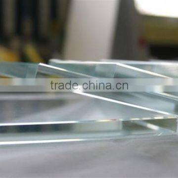 Decorative low iron glass with good transmittance