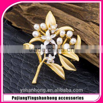 Gold-plated natural pearl brooch shawl buckle leaves